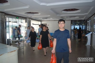酷暑送清凉  河南誉美肾病医院高温天气为一线医护人员送福利