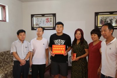爱心扶贫 河南誉美肾病医院为温洞村经济困难学子发放助学金