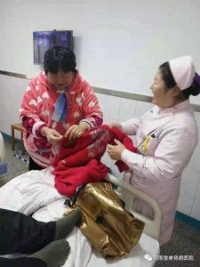 护士葛玲玲积极主动帮住院患者买来保暖衣物