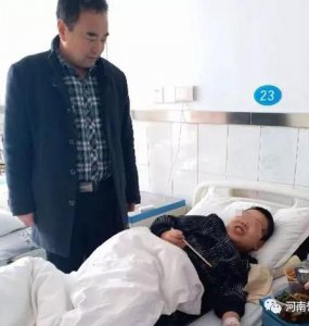 贴心！王福群医生为小患者买来可口饭菜