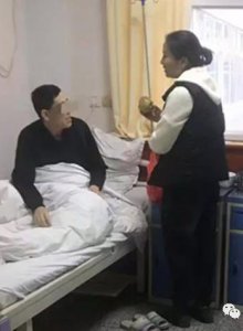 视患者如亲人，耿瑞玲护士用下班时间买来新鲜水果送给患者