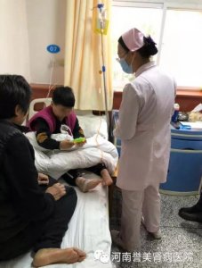 温馨!护士王锦专程买来了玩具安抚输液小患者