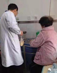 郭海明大夫细心为胃口不好患者带来饭菜