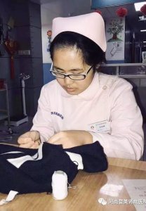 一病区护士李晓娜热心主动帮患者把衣服缝好