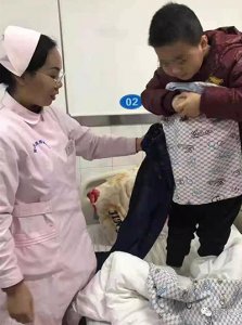 于淑娟护士为小患者送来御寒衣物