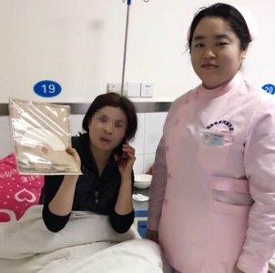 温馨服务！刘艳飞护士帮助患者买来练习用的字帖