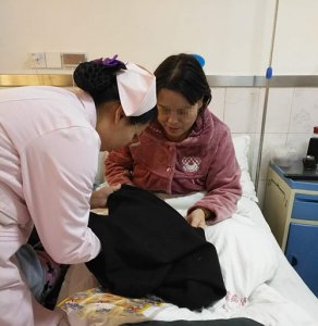 情暖于心！于淑娟护士帮助患者把衣服拿去缝补