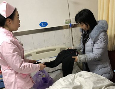 热情服务无止境！二病区张在弟护士热心帮助患者买衣服