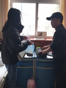 亲情服务，苏玲玉护士给没时间准备年货的住院患者送来食物