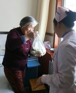 老大娘住院不能回家，护士长岳艳敏主动从家里带来过年食物