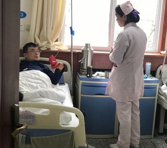 温馨医患同乐，护士侯红玉和王晓丹为住院患者送新年礼物