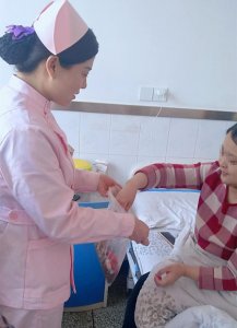 热情医患和谐！护士刘莹莹为住院不能回家团聚的患者们送来瓜子糖
