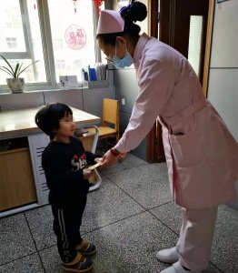 贴心有爱，护士刘静为喜欢写字的小患者买来文具