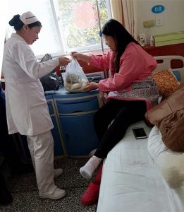 河南誉美暖心服务！护士长罗海燕将自己的年货带给患者