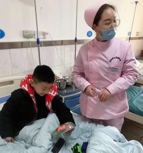 暖心关怀！护士王歌为没有回家的小患者送礼物