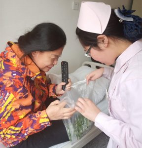亲情服务暖人心，护士李晓娜给住院患者送来蔬菜