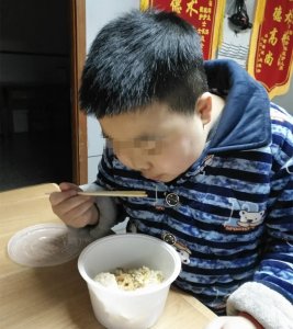贴心服务！护士葛玲玲为住院治疗不能回家过年的小患者送来食物