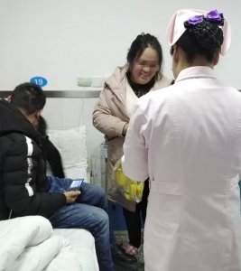 热心服务，护士于淑娟主动帮患者买来新鲜的水果