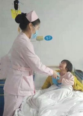 暖心有爱，护士臧露雨带来哆拉A梦送给小患者