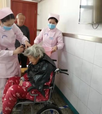 真情服务，五病区护士王芙涓和任小玉帮助患者理发